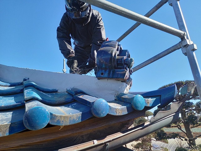 鬼瓦の設置　被覆銅線緊結